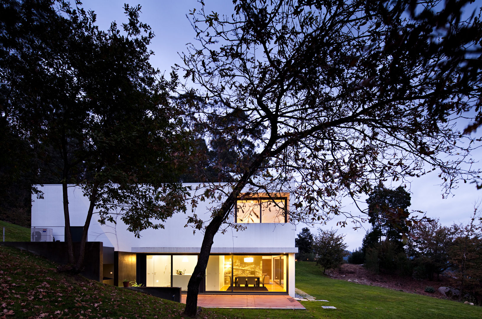 House in Barcelos, Portugal, Rui Grazina Architecture + Design Rui Grazina Architecture + Design Vườn phong cách tối giản
