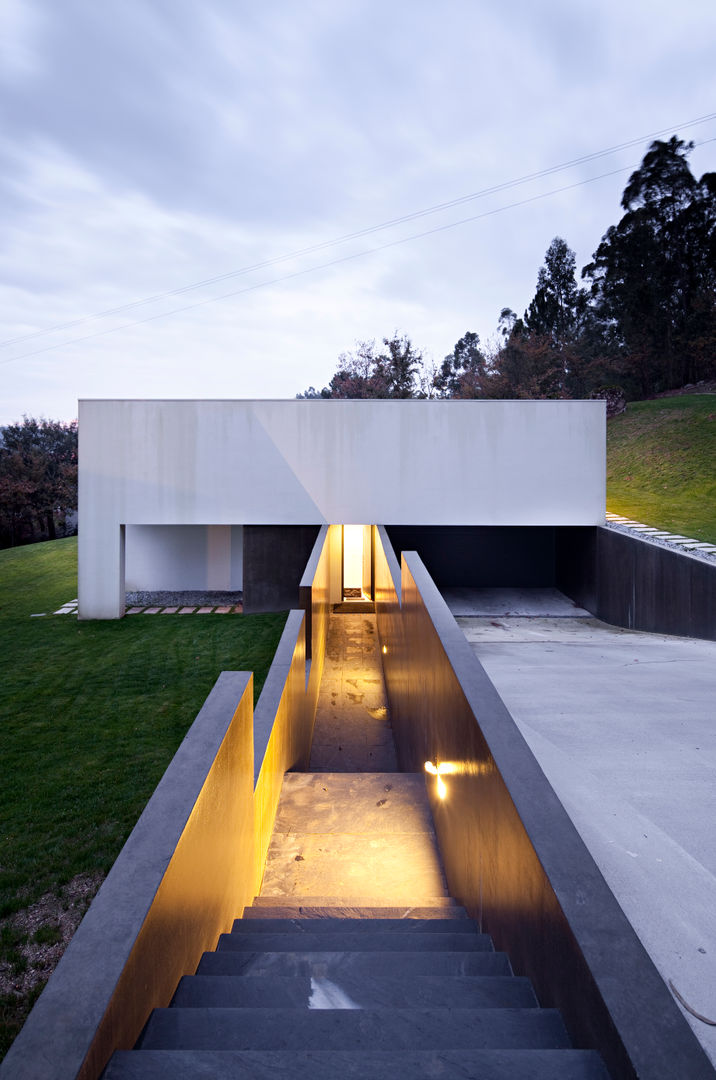 House in Barcelos, Portugal, Rui Grazina Architecture + Design Rui Grazina Architecture + Design Minimalist corridor, hallway & stairs