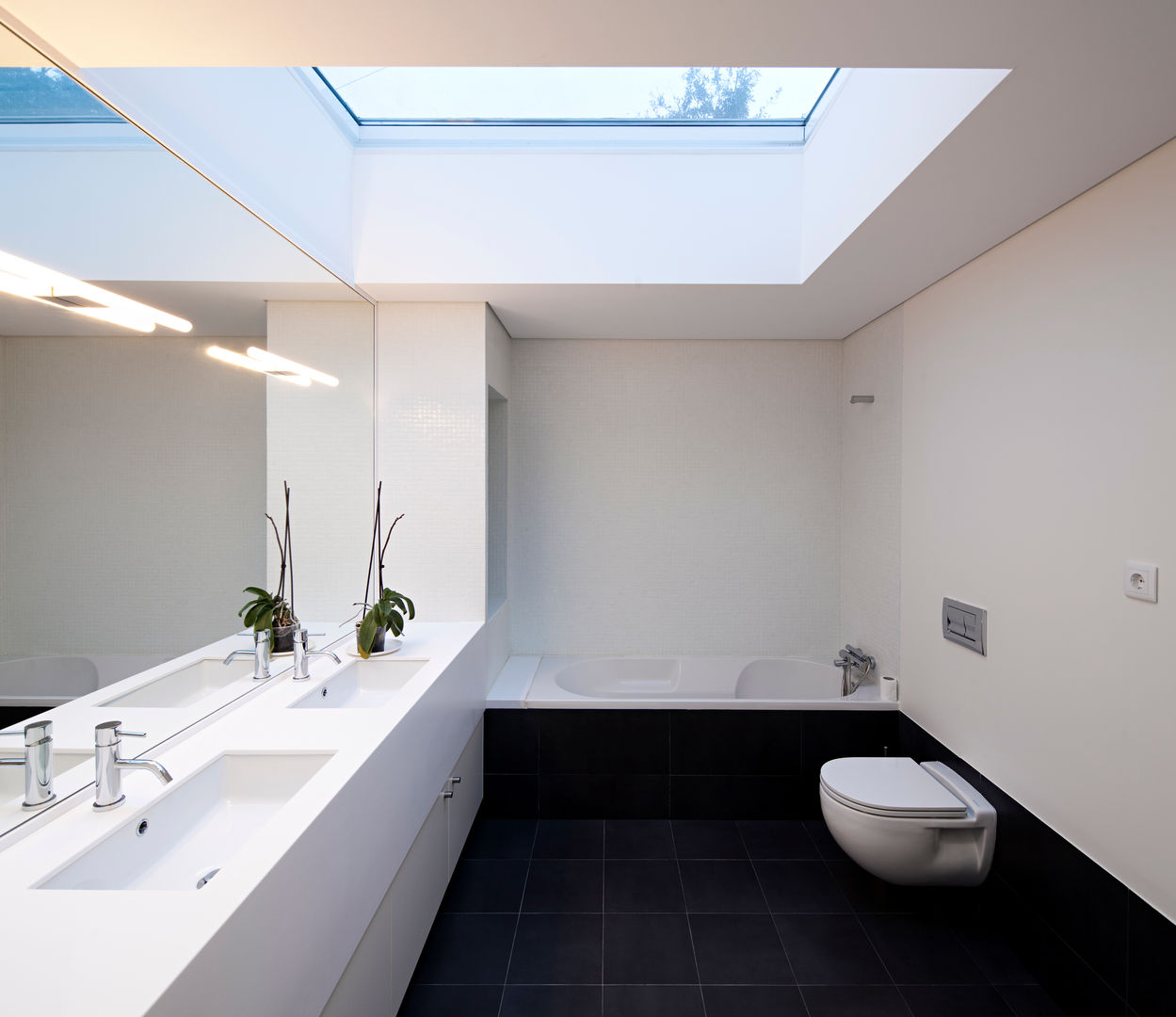House in Barcelos, Portugal, Rui Grazina Architecture + Design Rui Grazina Architecture + Design Minimalist style bathrooms