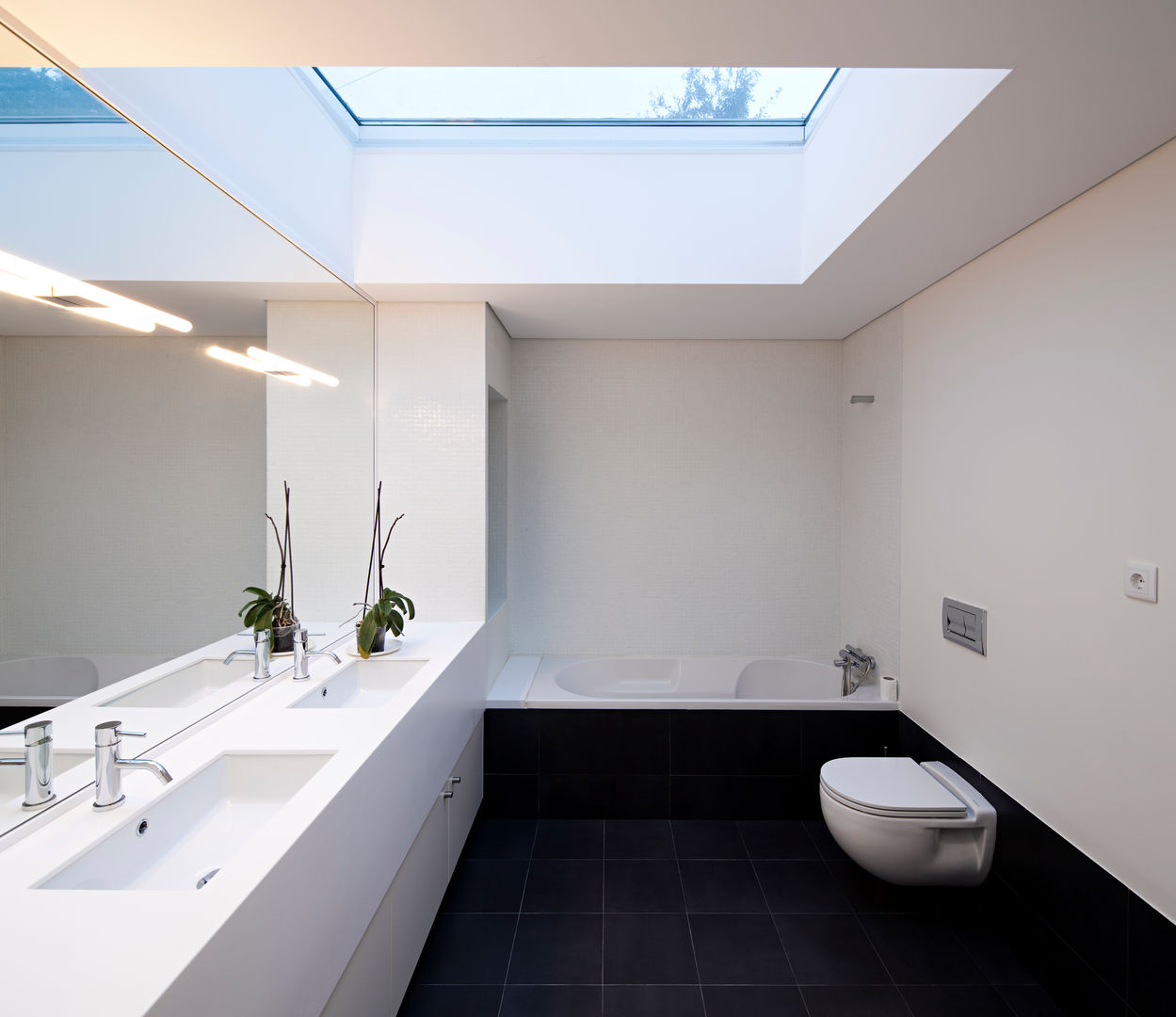 House in Barcelos, Portugal, Rui Grazina Architecture + Design Rui Grazina Architecture + Design Minimalist style bathroom