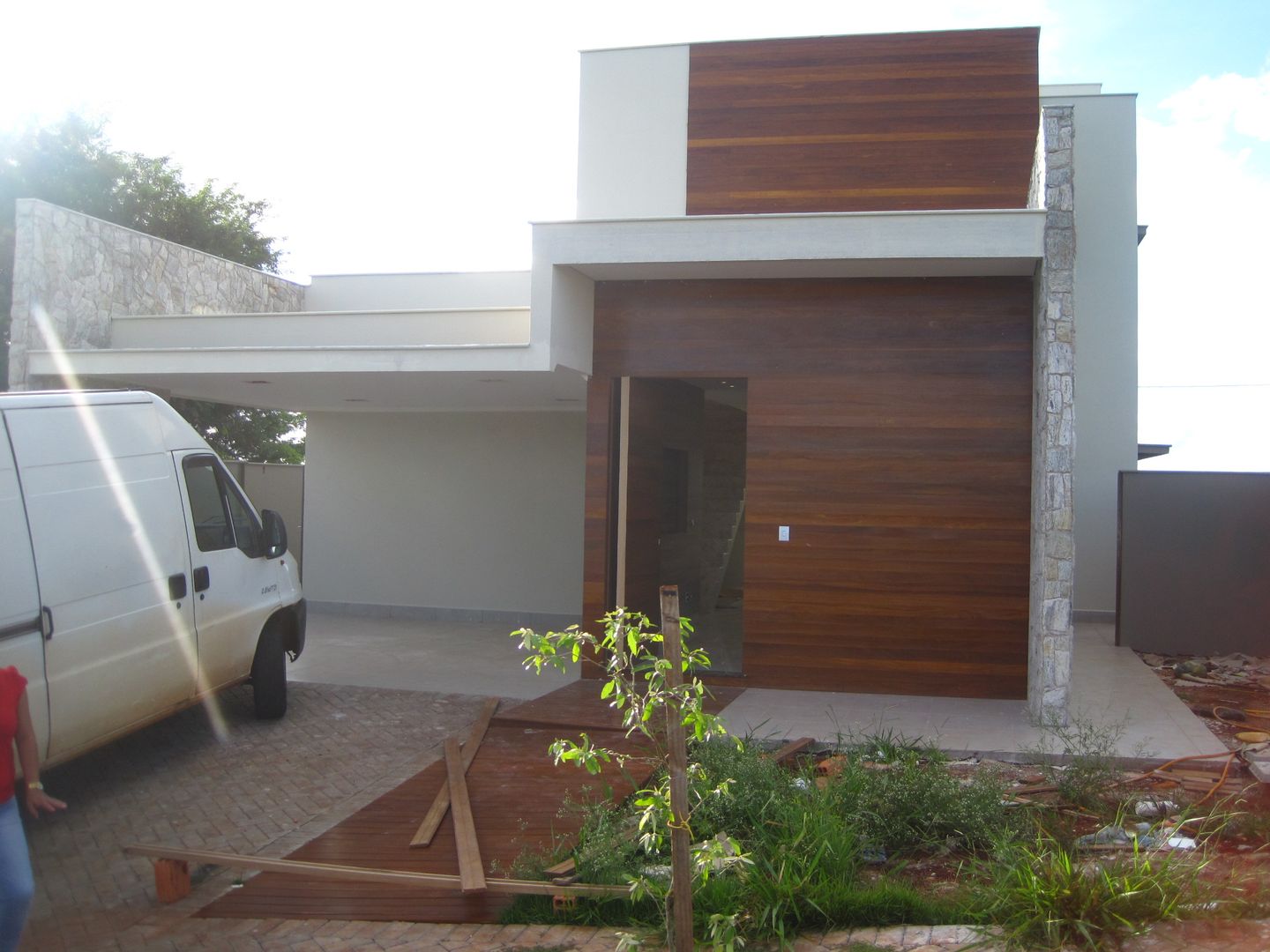 Main Entrance (Entrada principal) homify Casas modernas Madera Acabado en madera