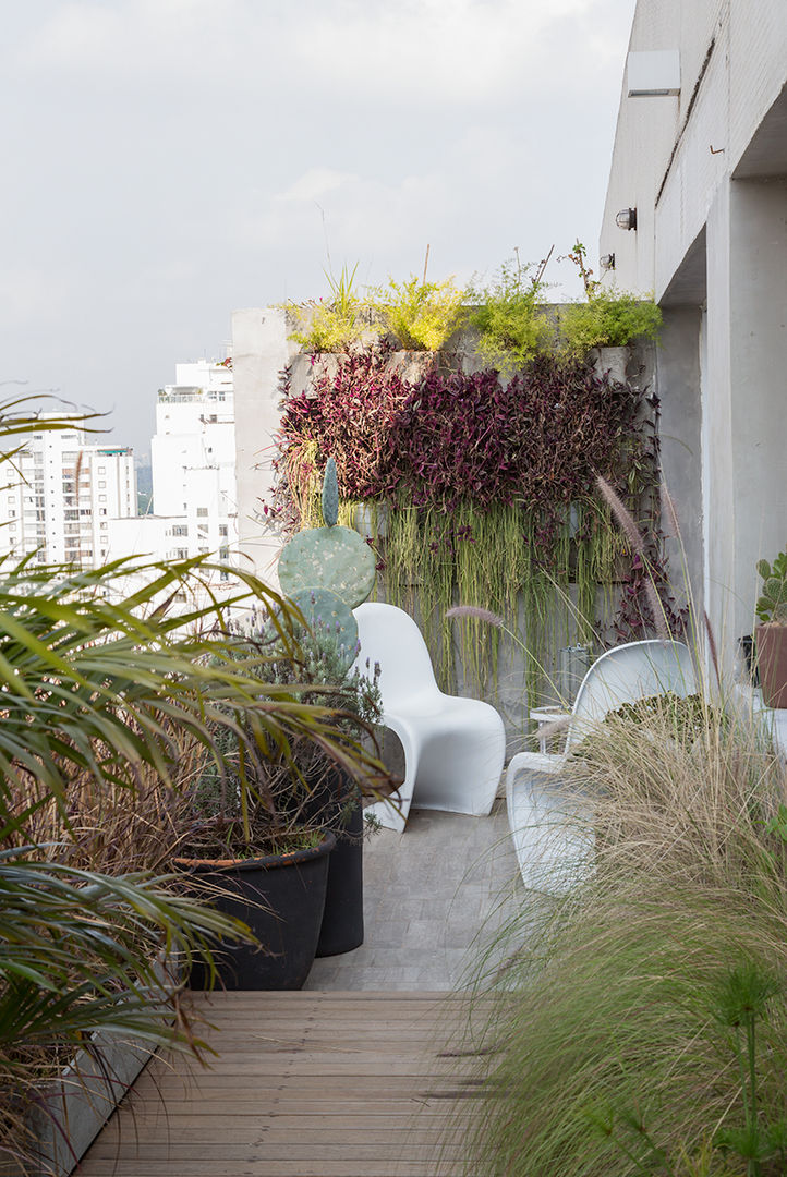 COBERTURA JOAQUIM ANTUNES , Eliane Mesquita Arquitetura Eliane Mesquita Arquitetura Balcone, Veranda & Terrazza in stile moderno Arenaria