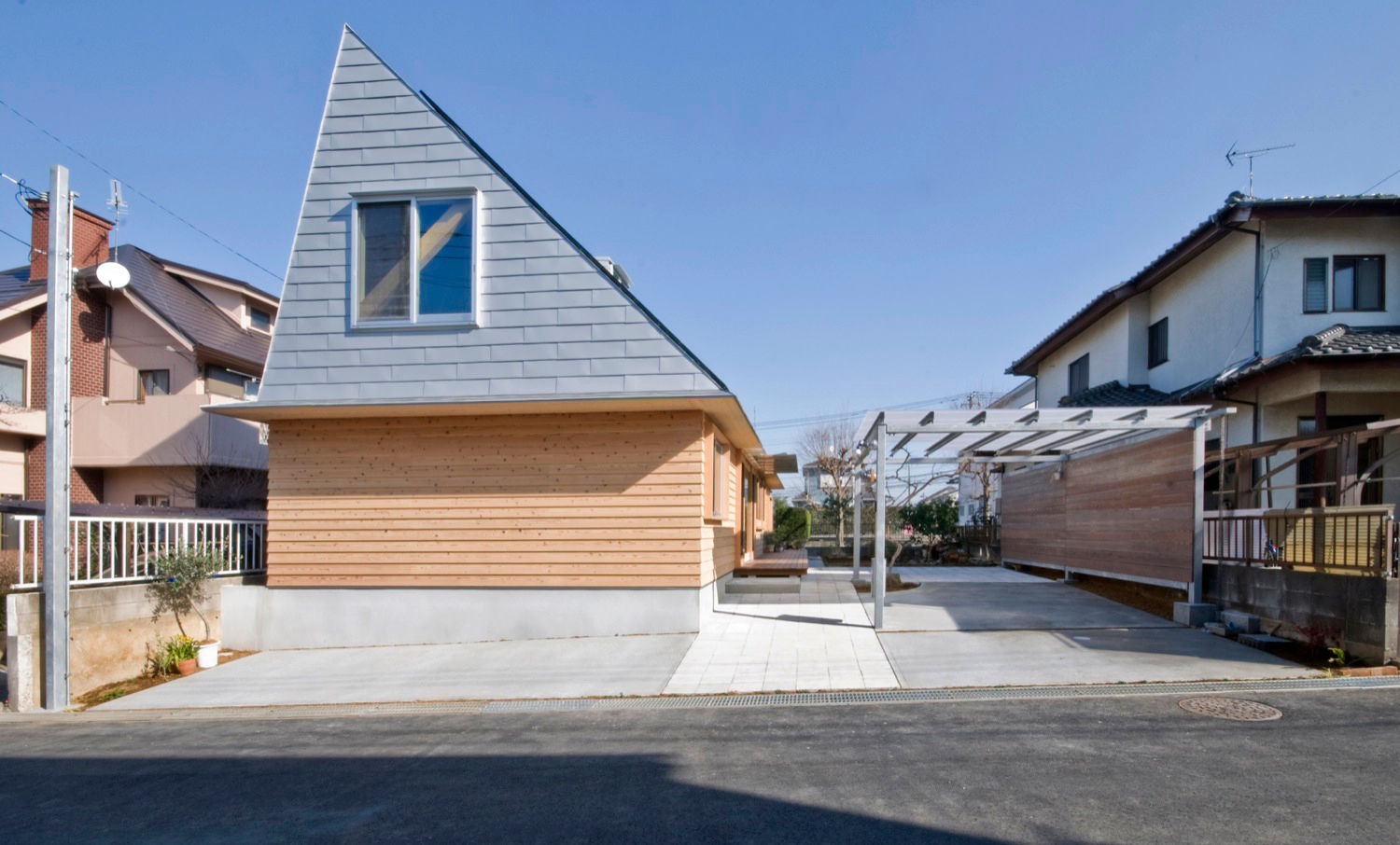 柏の平屋 ねじれ屋根のせ, 千田建築設計 千田建築設計 Casas de estilo ecléctico Madera Acabado en madera