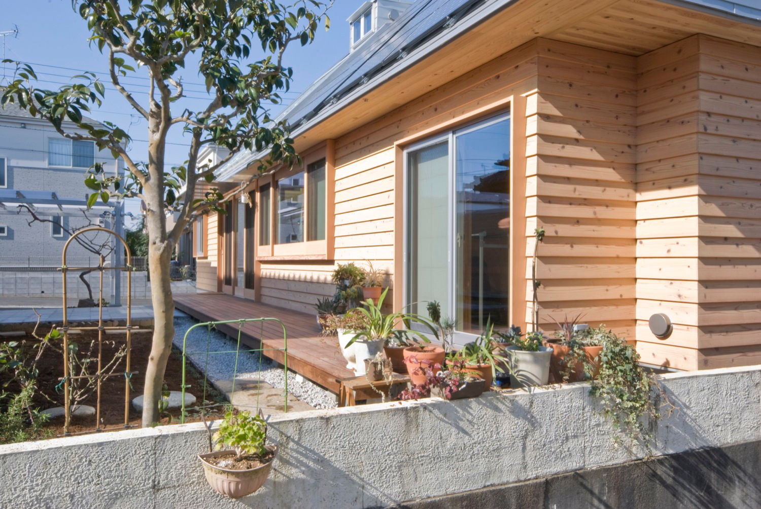 柏の平屋 ねじれ屋根のせ, 千田建築設計 千田建築設計 Jardines de estilo ecléctico Madera Acabado en madera