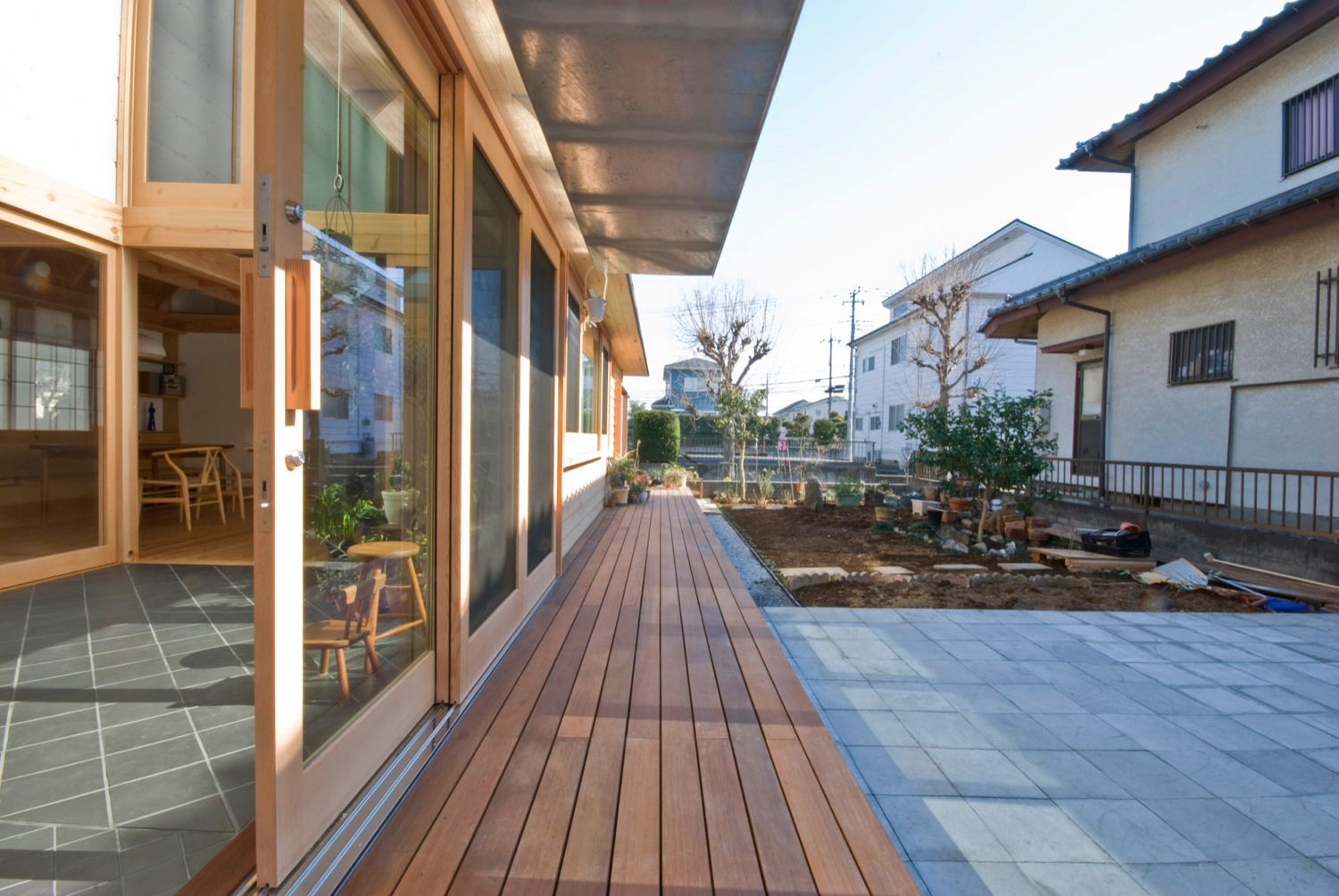 柏の平屋 ねじれ屋根のせ, 千田建築設計 千田建築設計 庭院 木頭 Wood effect
