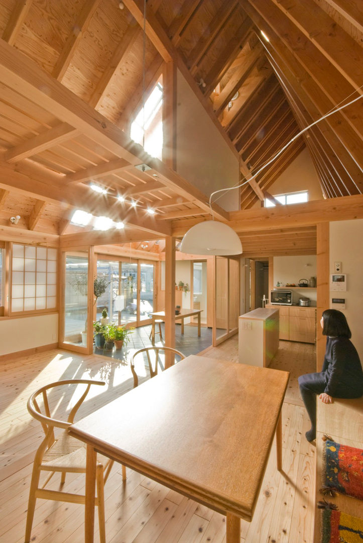 柏の平屋 ねじれ屋根のせ, 千田建築設計 千田建築設計 ห้องทานข้าว ไม้ Wood effect