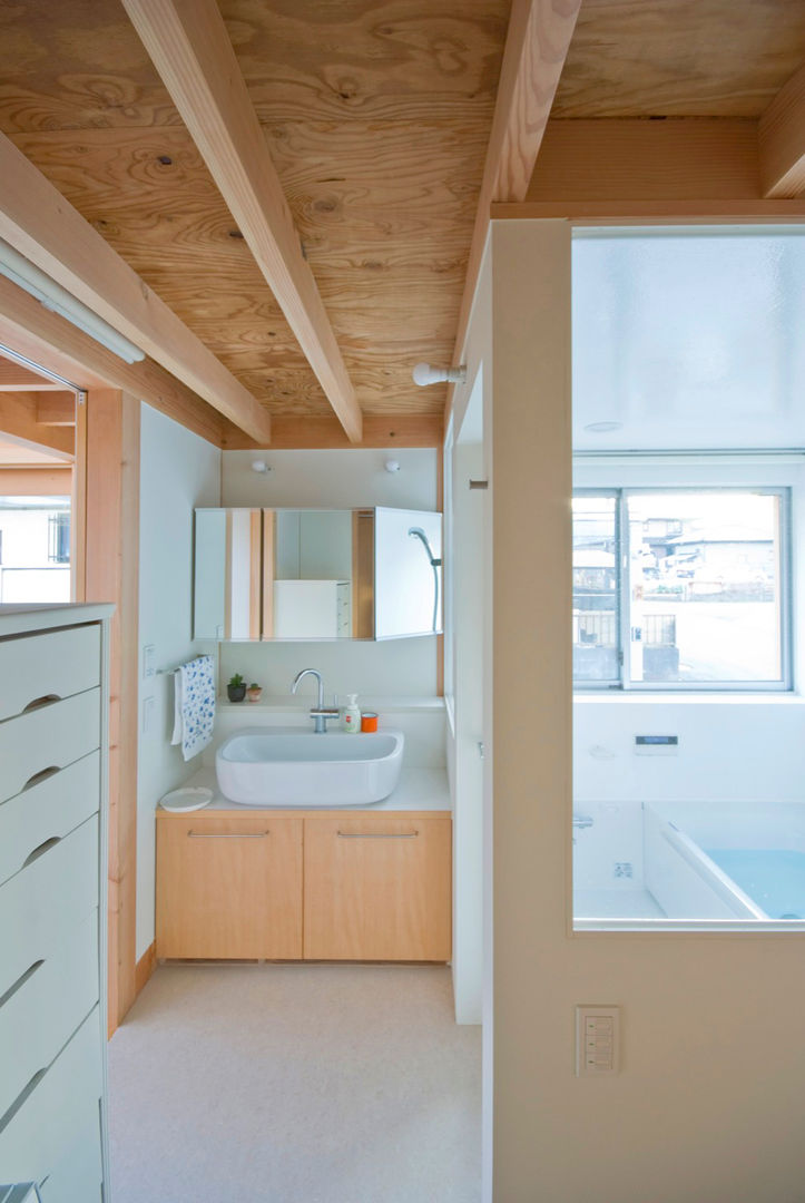 柏の平屋 ねじれ屋根のせ, 千田建築設計 千田建築設計 Eclectic style bathroom Wood Wood effect