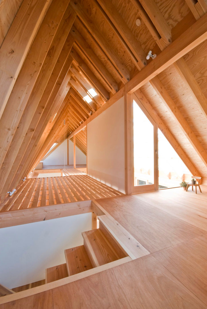 柏の平屋 ねじれ屋根のせ, 千田建築設計 千田建築設計 Salas de entretenimiento Madera Acabado en madera