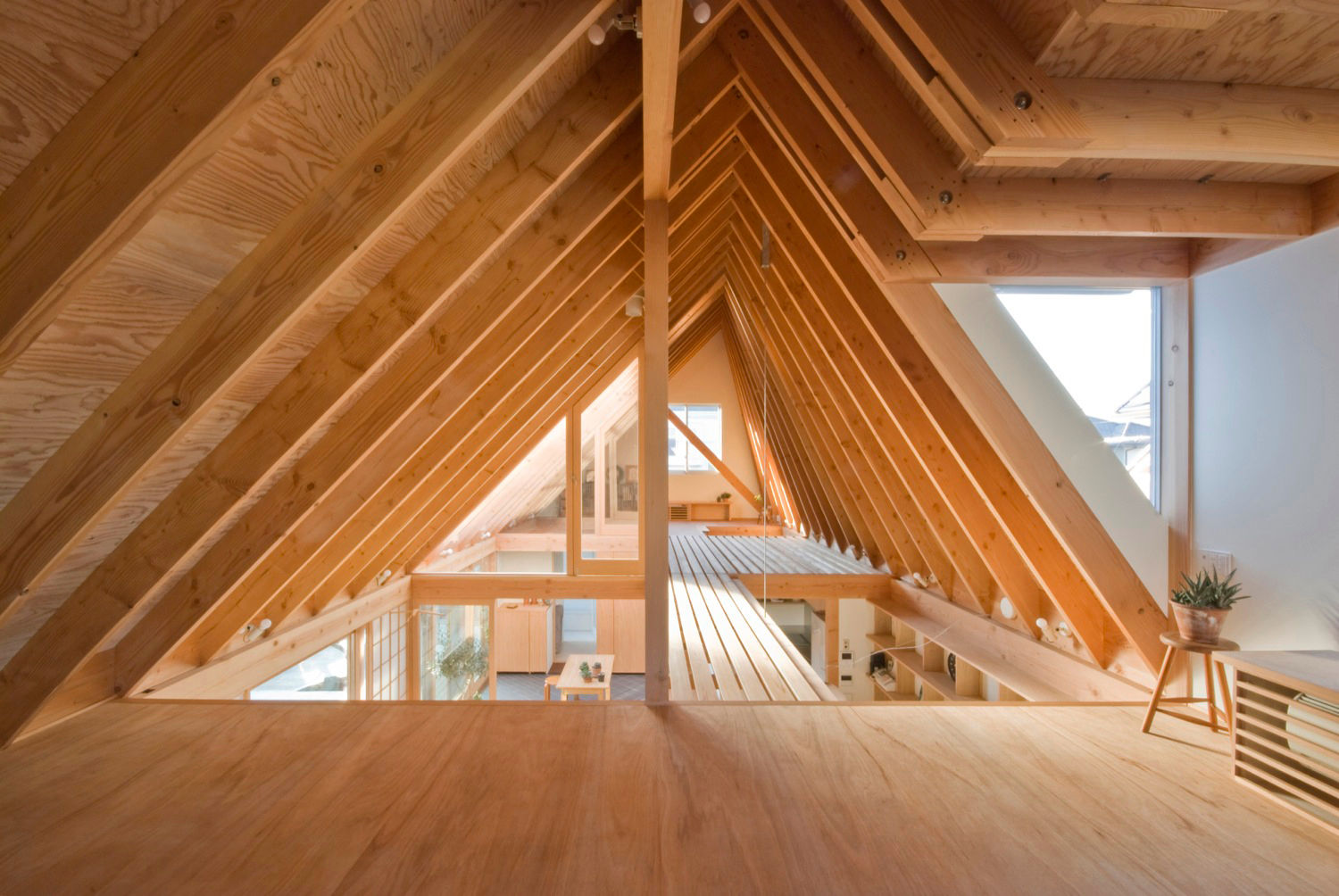 柏の平屋 ねじれ屋根のせ, 千田建築設計 千田建築設計 ห้องสันทนาการ ไม้ Wood effect