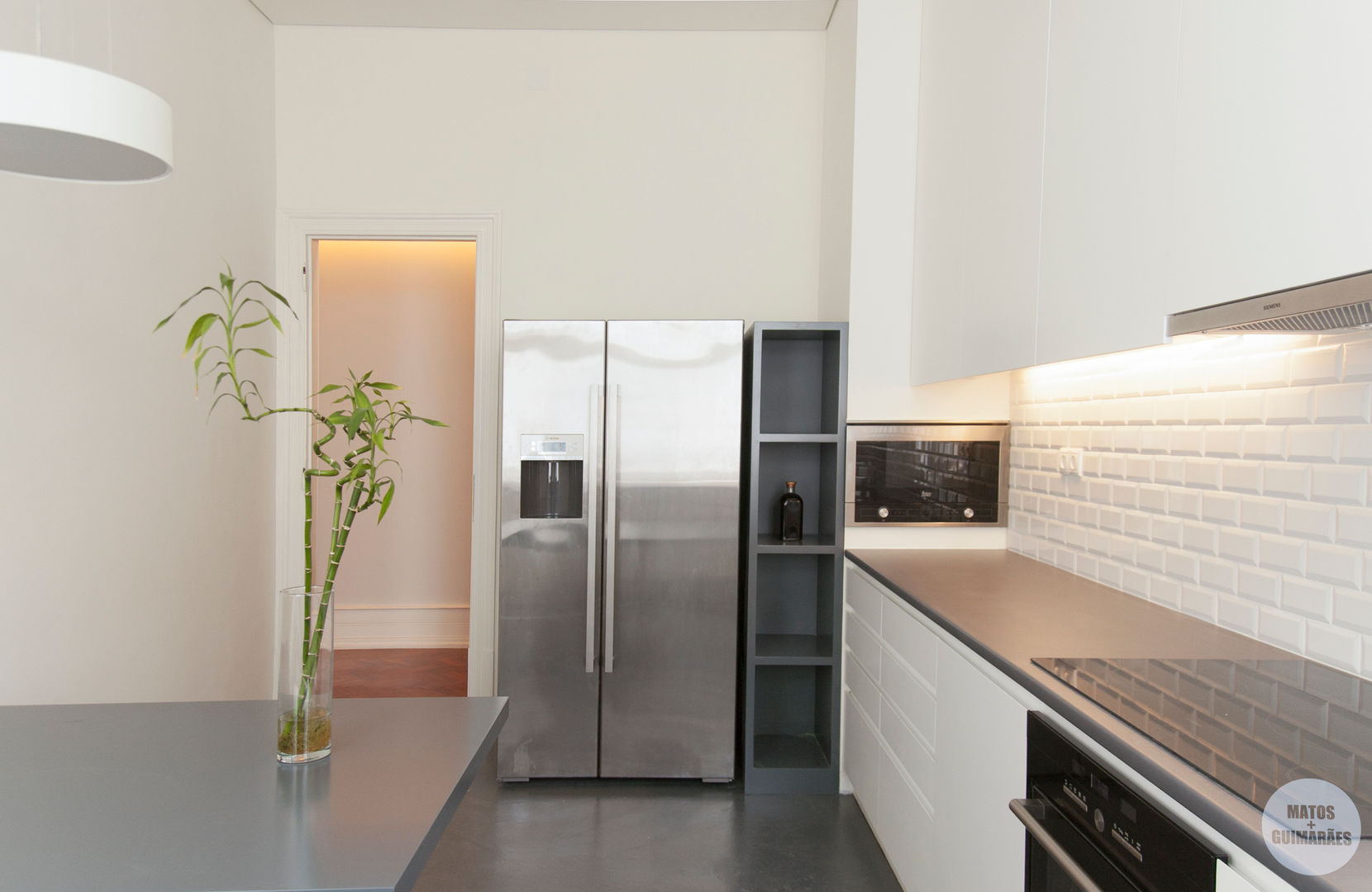 Remodelação de apartamento Avenidas Novas, Lisboa, Matos + Guimarães Arquitectos Matos + Guimarães Arquitectos Cocinas de estilo moderno