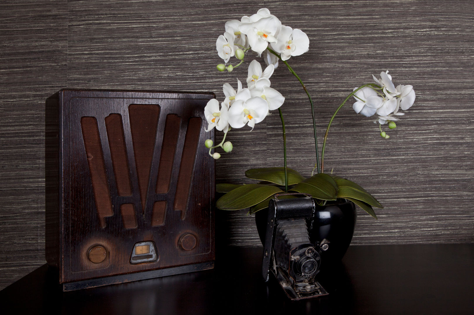 Gentleman's Bedroom: Antique styling Lothian Design Dormitorios de estilo colonial Antique,leather,wood,box brownie,camera,texture