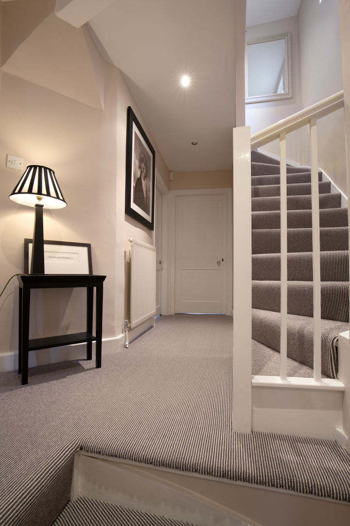 Gentleman's Bedroom: Landing Lothian Design Koloniale gangen, hallen & trappenhuizen Striped carpet,striped stairs,striped lampshade,monochrome