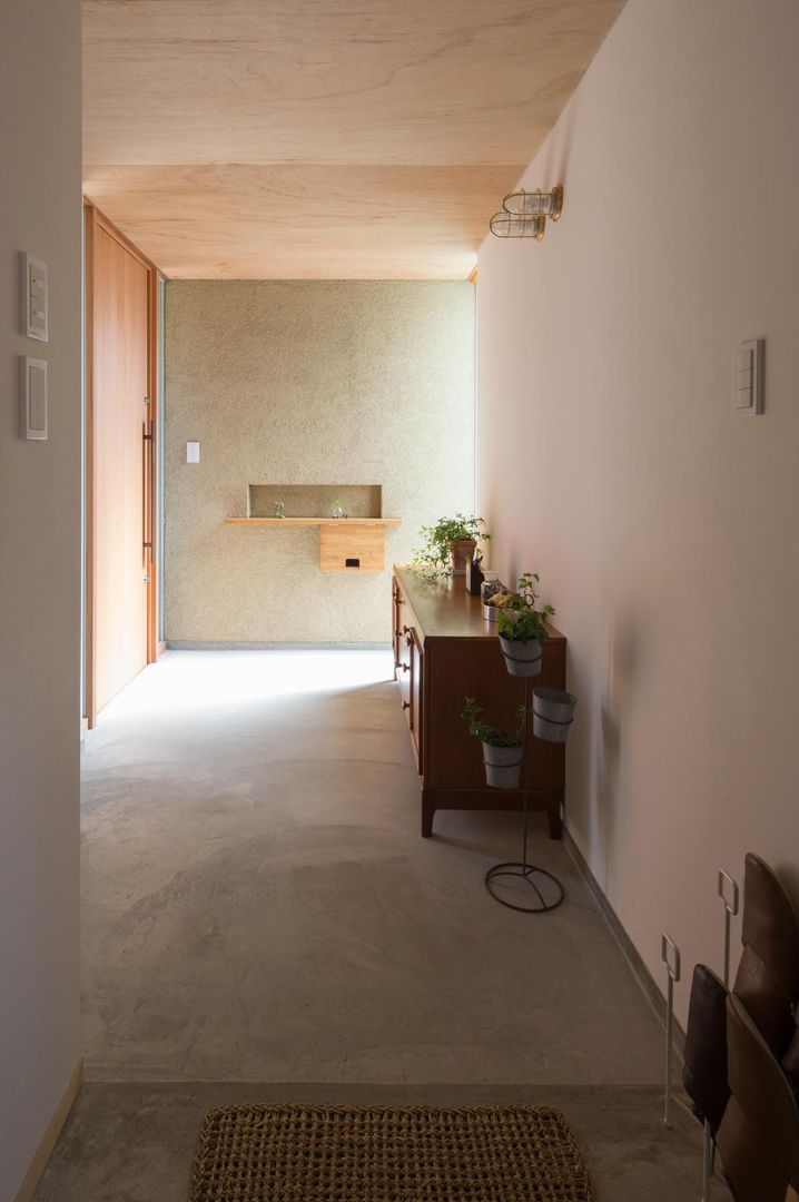 日吉台の家, アトリエ・ブリコラージュ一級建築士事務所 アトリエ・ブリコラージュ一級建築士事務所 Ingresso, Corridoio & Scale in stile eclettico
