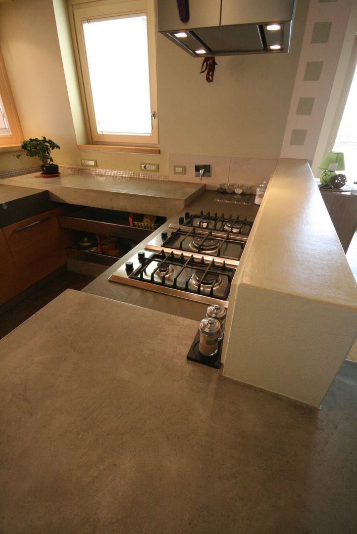 RISTRUTTURAZIONE E AMPLIAMENTO RUSTICO a CUNEO, Roberta Bonavia Architetto Roberta Bonavia Architetto Kitchen Bench tops