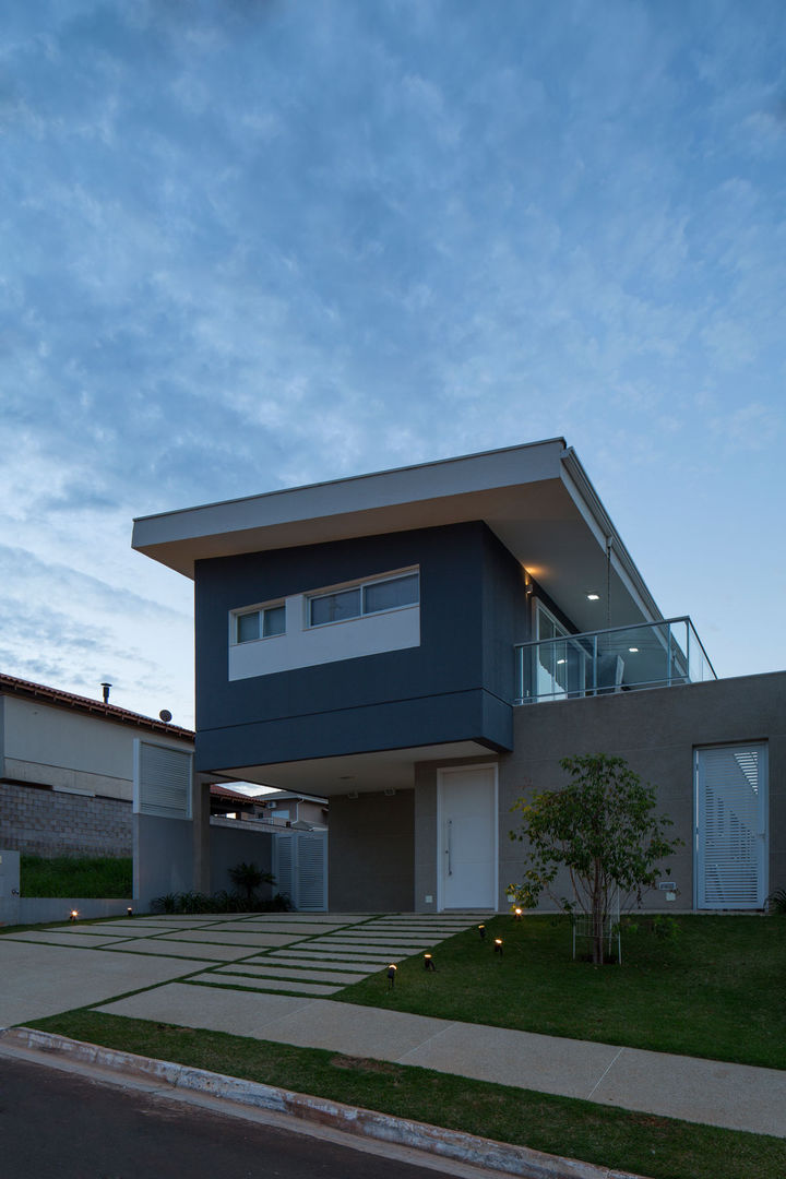 Fachada JAA Arquitetos Casas modernas residencia,paulinia,fachada,arquitetura,final de tarde