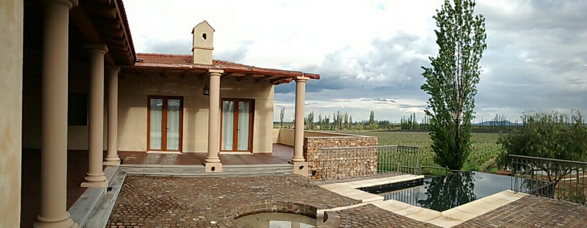 Vivienda en Algodon Wine Estates - Lote E11, Azcona Vega Arquitectos Azcona Vega Arquitectos ระเบียง, นอกชาน