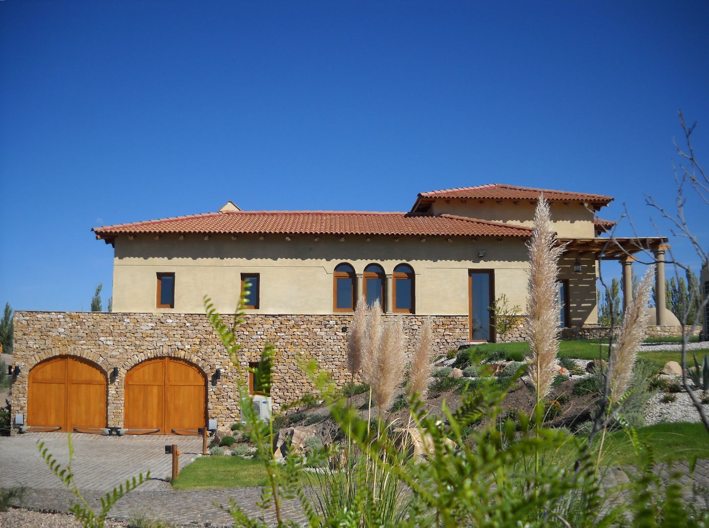 Vivienda en Algodon Wine Estates - Lote E11, Azcona Vega Arquitectos Azcona Vega Arquitectos Дома в средиземноморском стиле