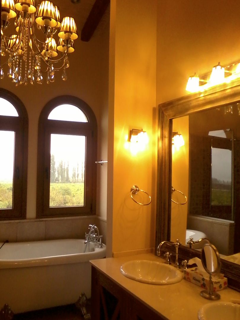 Vivienda en Algodon Wine Estates - Lote E11, Azcona Vega Arquitectos Azcona Vega Arquitectos Mediterranean style bathrooms