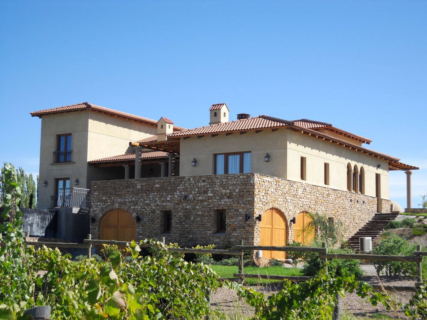 Vivienda en Algodon Wine Estates - Lote E11, Azcona Vega Arquitectos Azcona Vega Arquitectos Дома в средиземноморском стиле