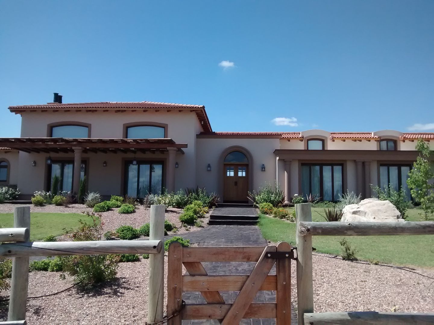 Vivienda en Algodon Wine Estates - Lote E12, Azcona Vega Arquitectos Azcona Vega Arquitectos Rustic style houses