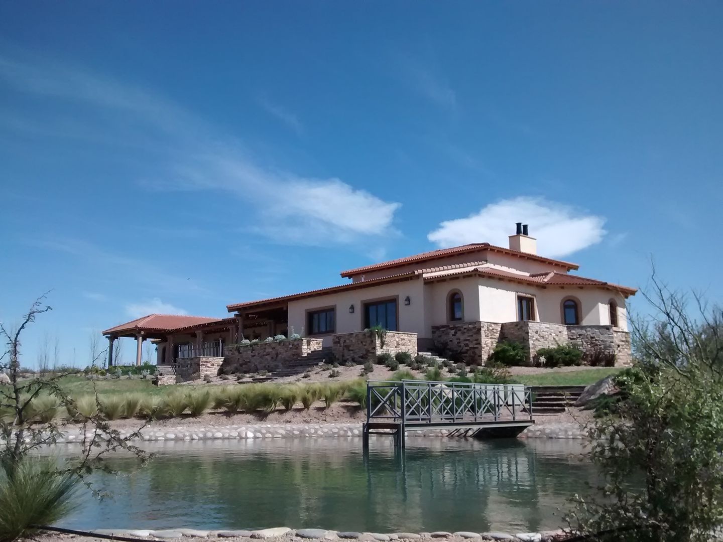 Vista sureste Azcona Vega Arquitectos Casas de estilo rústico