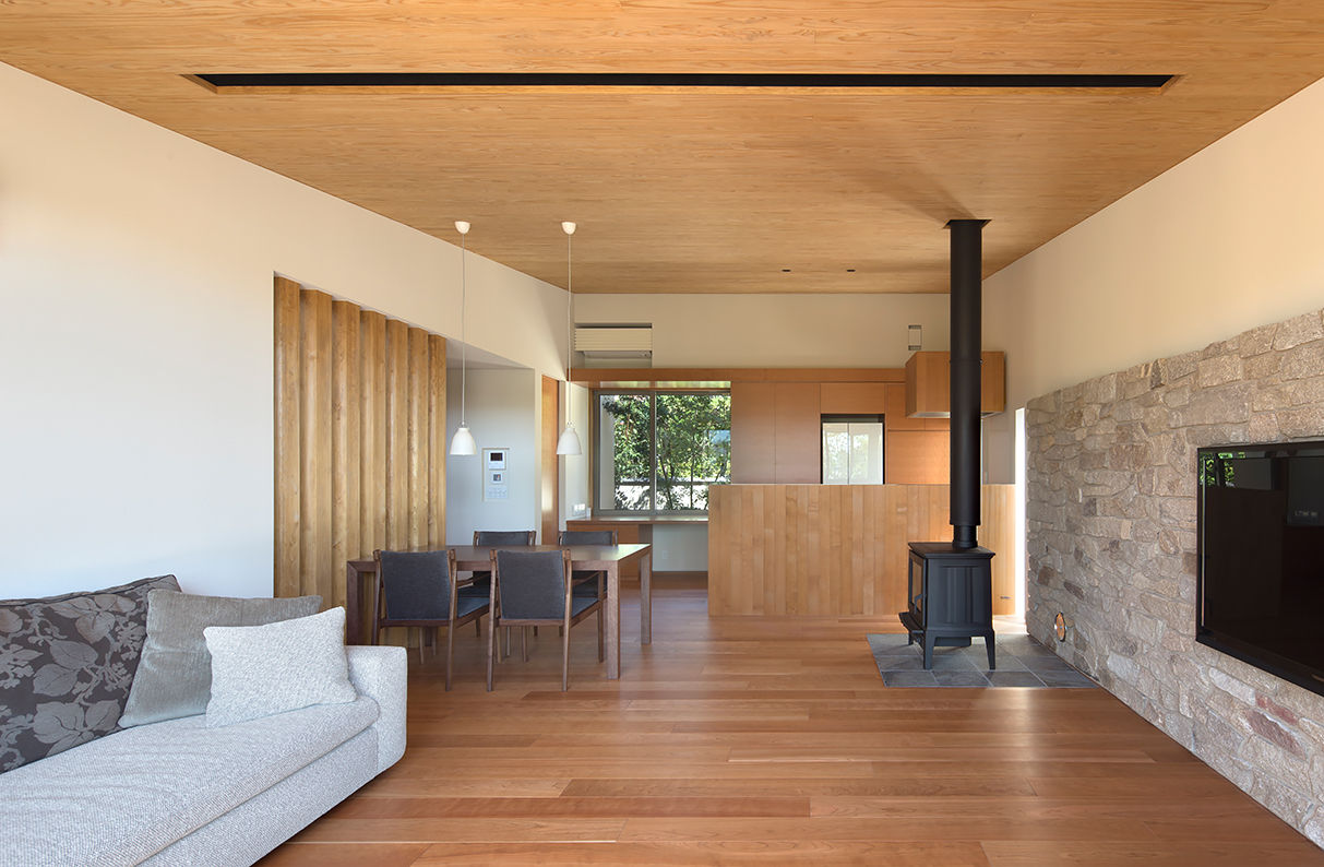 高台の家, Atelier Square Atelier Square Salones de estilo moderno Madera Acabado en madera