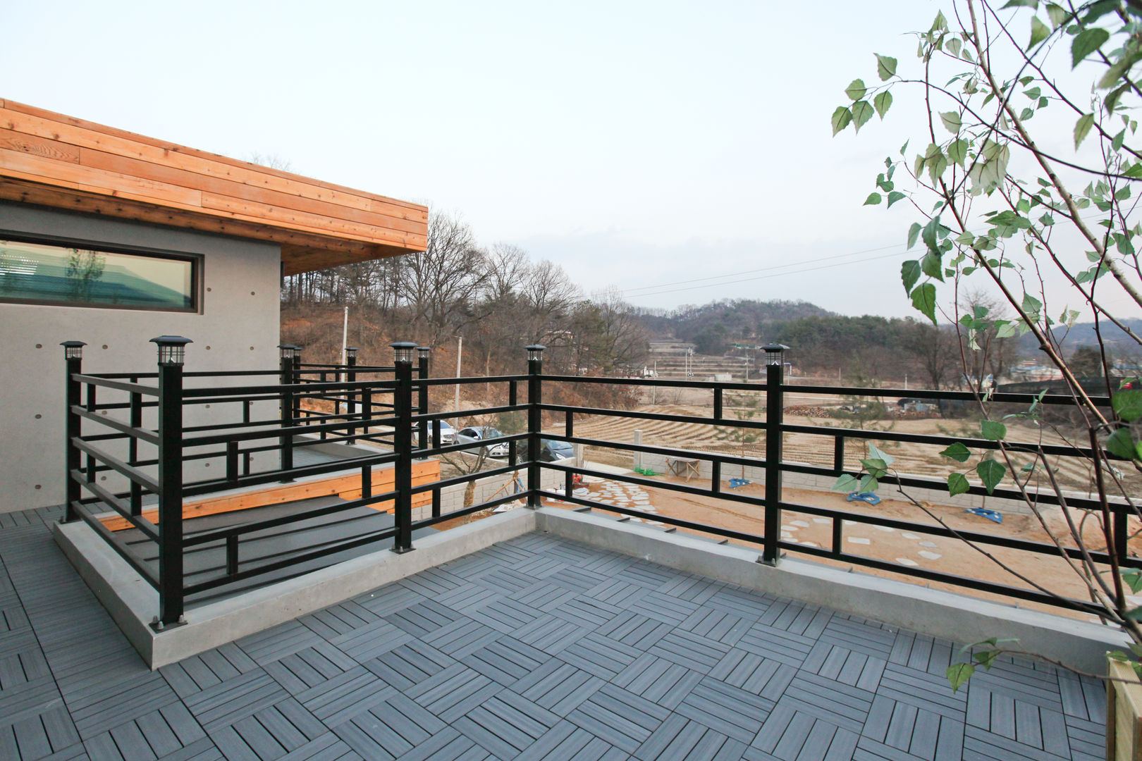 기존도면에 한층더 업그레이드된 집 [경상북도 예천], 한글주택(주) 한글주택(주) Modern style balcony, porch & terrace