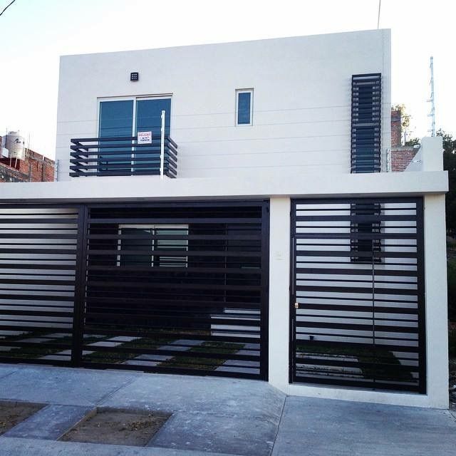 Fachada Frontal Grupo Arquitech Balcones y terrazas de estilo minimalista Piedra