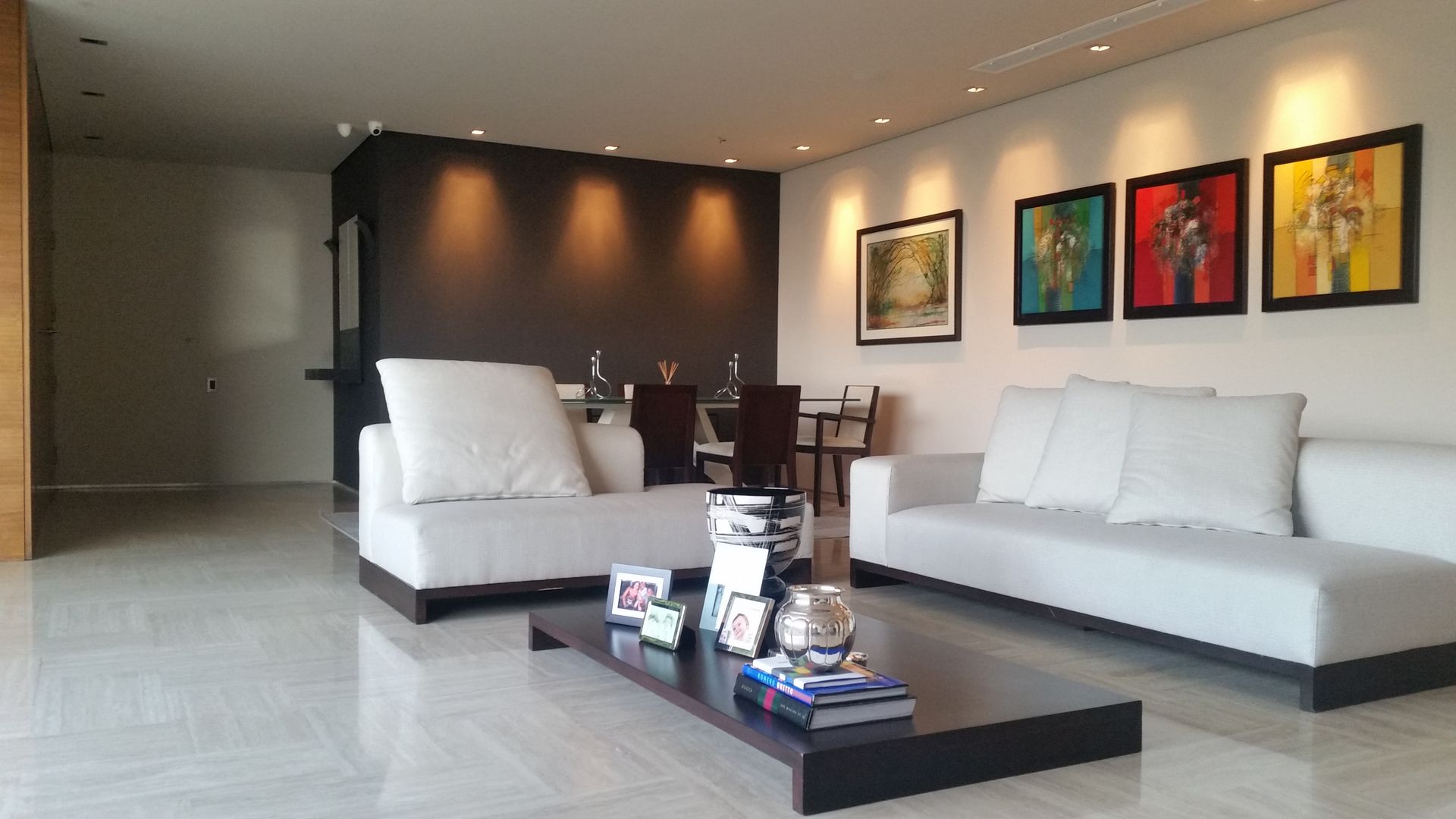 Nuevo Salón ahora iluminado y abierto Complementi Centro Decorativo