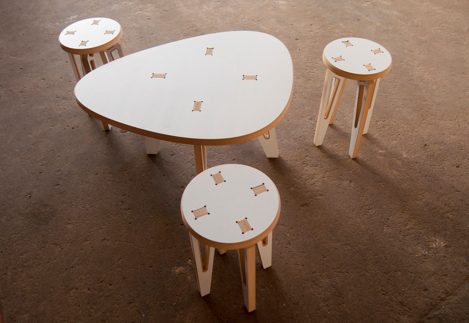 Colección de Mobiliario TRUSS, DESIGNIO | Fab Studio DESIGNIO | Fab Studio Living room Plywood Side tables & trays