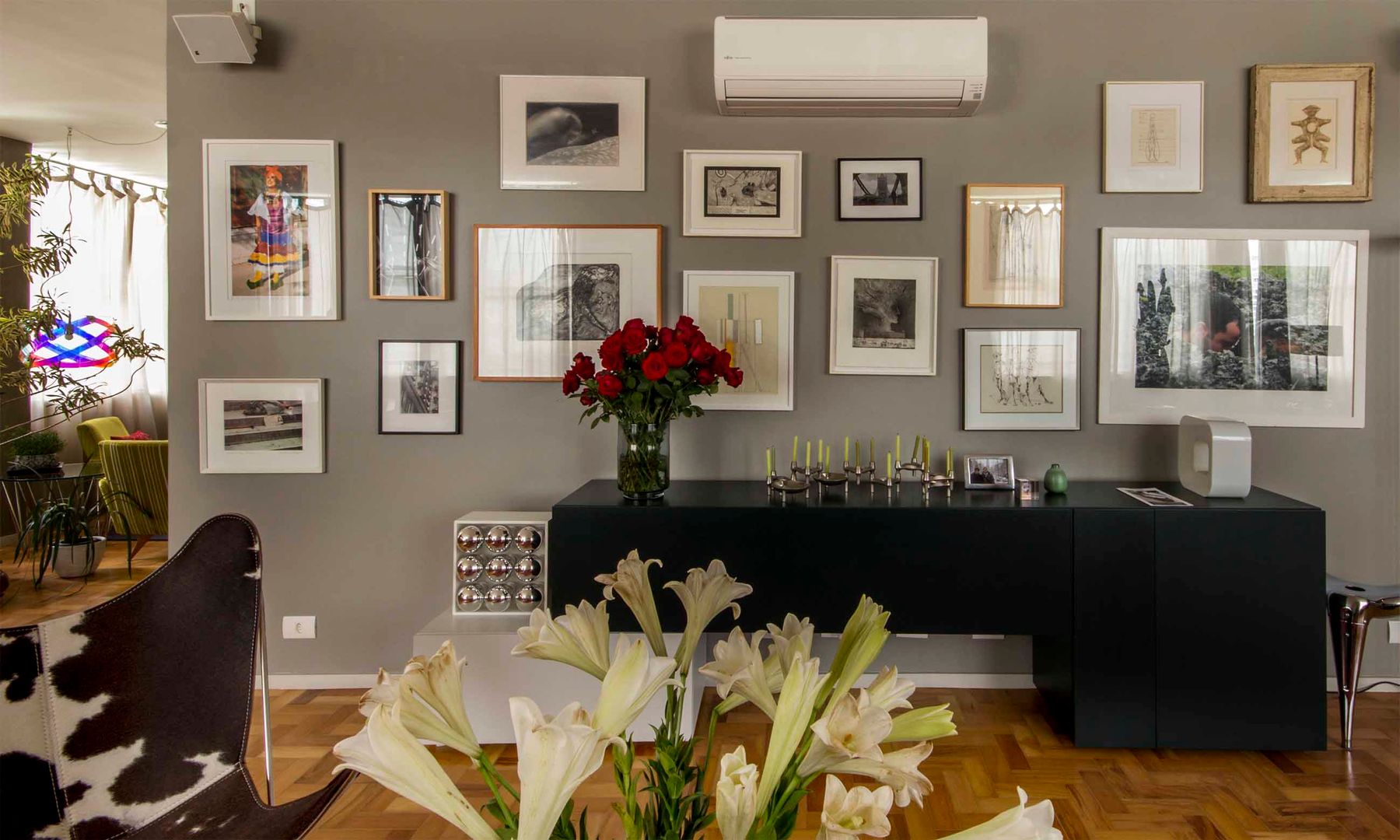 detalhe da parede com quadros homify Salas de estar modernas