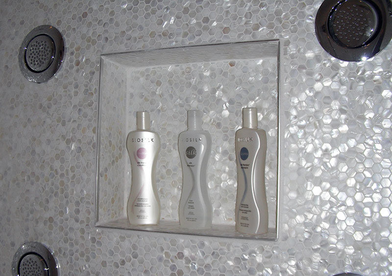 Award Winning Bathroom in Ontario, Canada ShellShock Designs Bagno moderno Piastrelle Mother of Pearl,Hexagon,White,Freshwater,Black,Lip,Seamless,natural,bathroom,mosaic