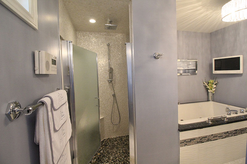Award Winning Bathroom in Ontario, Canada ShellShock Designs Modern Banyo Mozaik Award,Winner,Bathroom,White,seamless,mosaic,tile