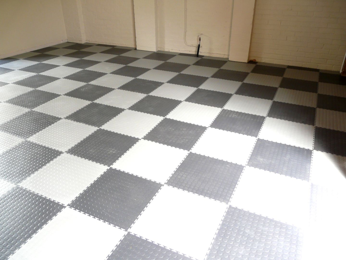 Checkerboard Floor in the Garage by Garageflex Garageflex جدران garageflex,garagetek,black floor,white floor,checkerboard,floor tiles