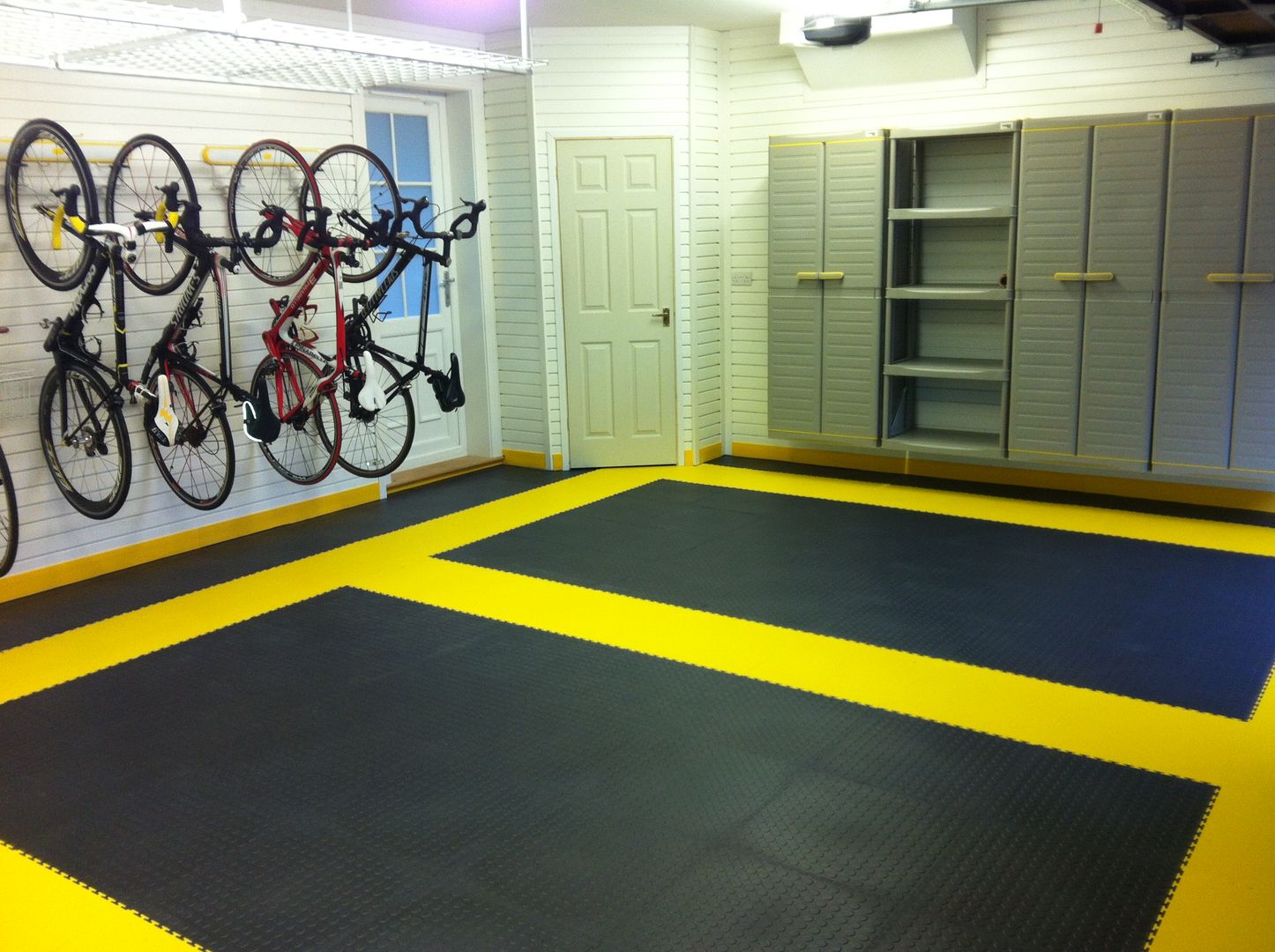 Another fantastic makeover for a client based in Henley on Thames by Garageflex Garageflex جدران garageflex,garage storage,garage flooring,bike storage,floor tiles,wall storage