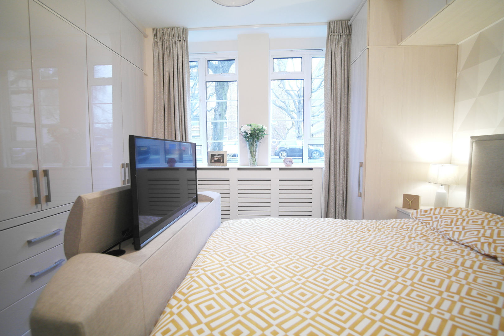 St John's Wood Patience Designs Studio Ltd Nowoczesna sypialnia interior,design,bedroom,tv bed,closet