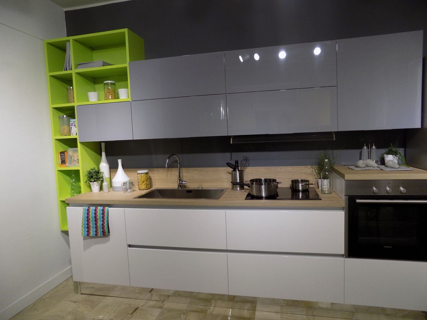 vernal kitchen, Cucine e Design Cucine e Design ห้องครัว เคาน์เตอร์ครัว