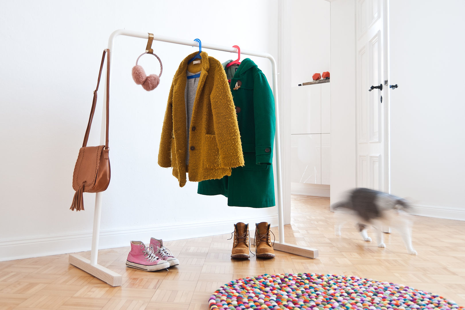 Die stabile Kleiderstange oder Garderobe aus Metall und Holz, Neuvonfrisch - Möbel und Accessoires Neuvonfrisch - Möbel und Accessoires Modern corridor, hallway & stairs Clothes hooks & stands