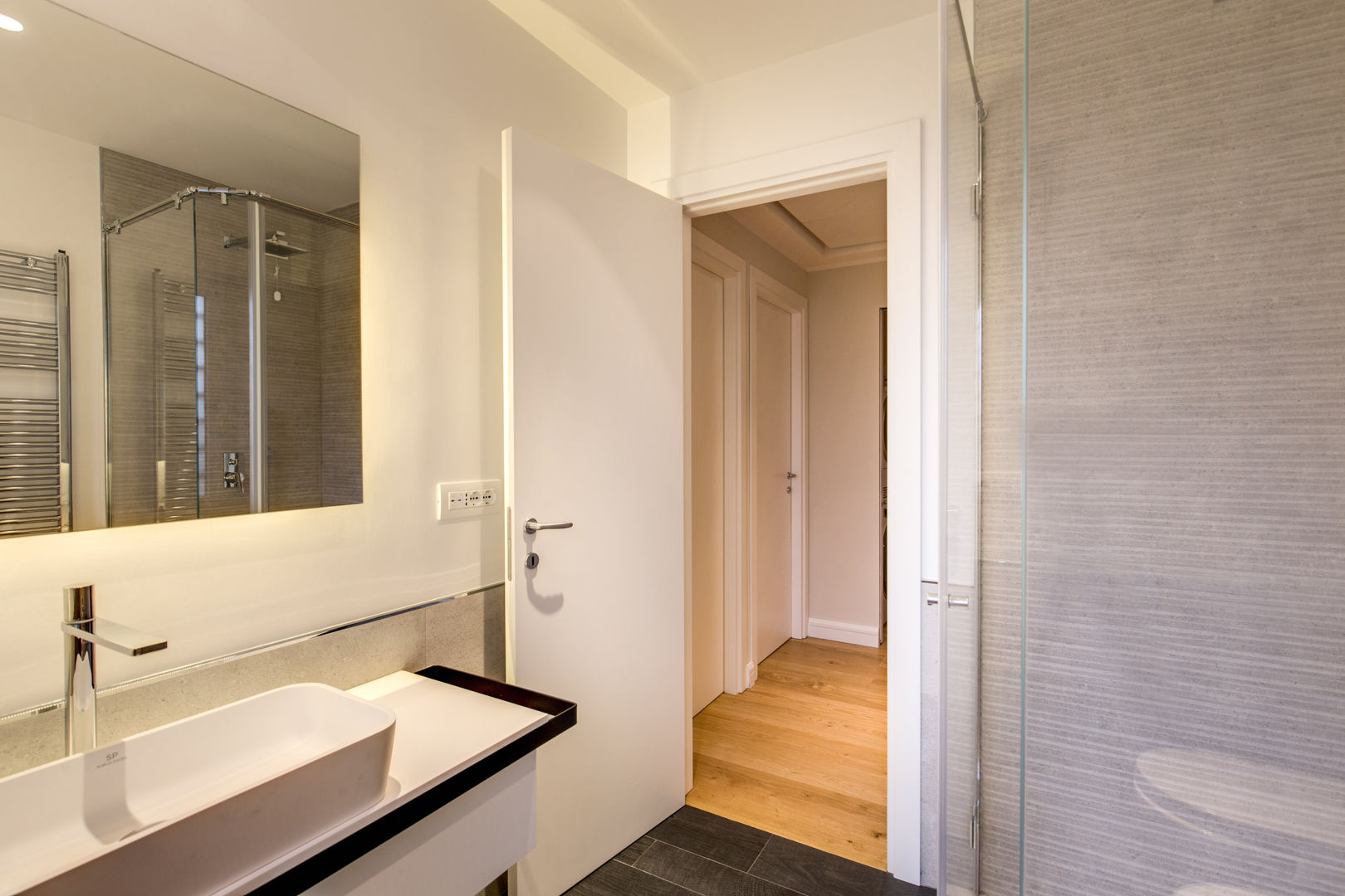 CAMILLUCCIA: Bello e Funzionato , MOB ARCHITECTS MOB ARCHITECTS Modern style bathrooms