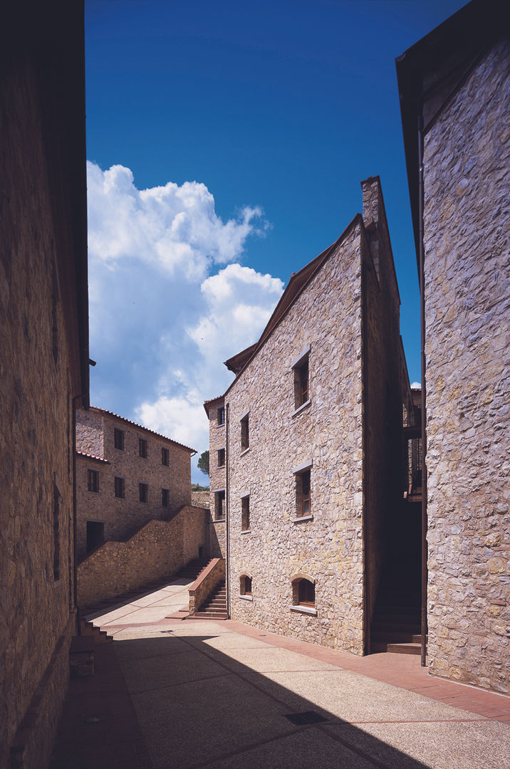 Borgo Novo di Gaiole in Chianti, Simone Casini Architetto Simone Casini Architetto Country style houses Stone