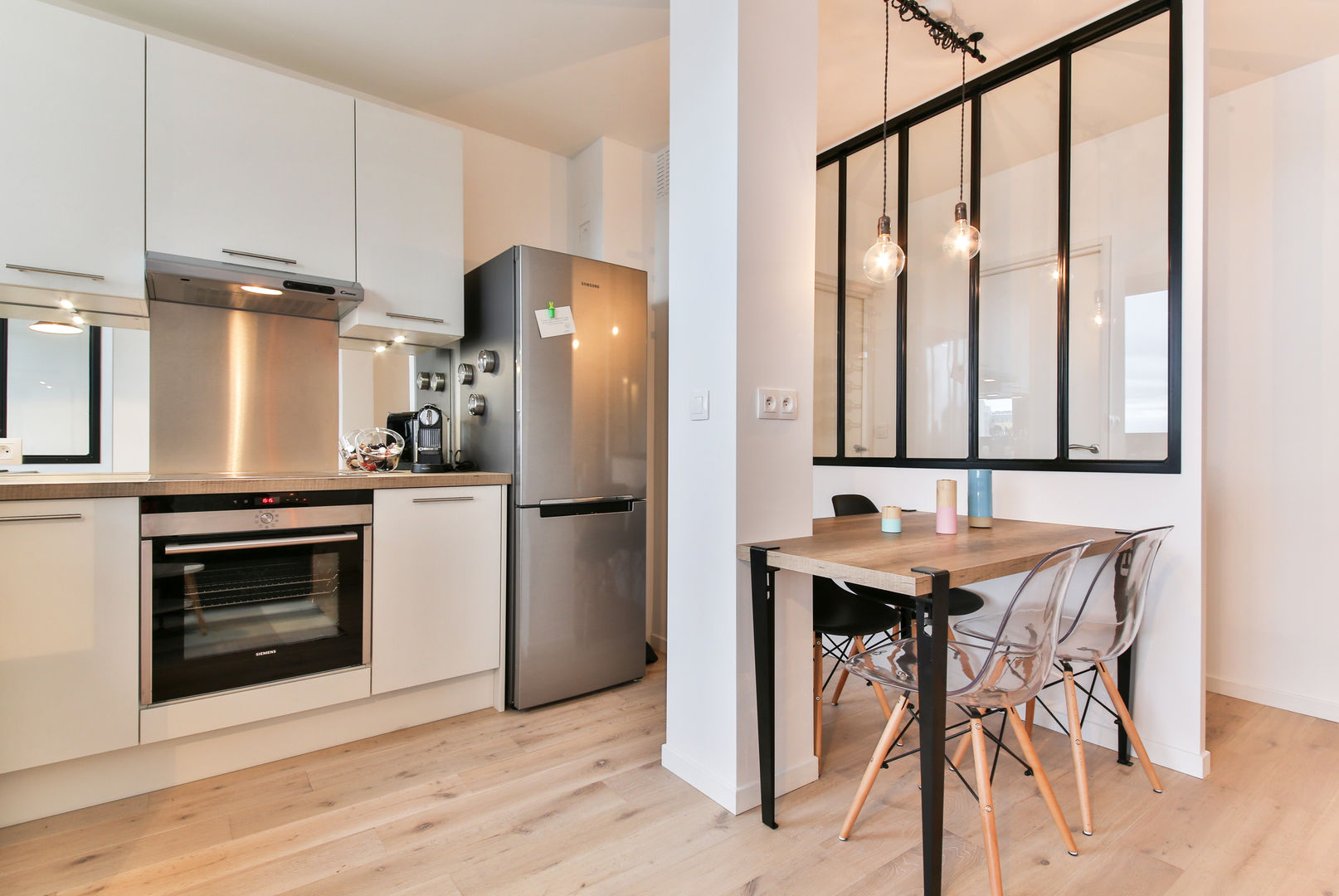 Little Loft Boulogne 43m², La Decorruptible La Decorruptible Ruang Keluarga Gaya Industrial