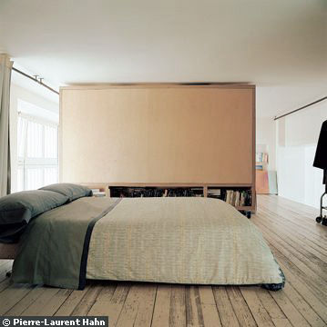 Transformation d'un atelier en appartement à Paris, 111 architecture 111 architecture Minimalistische Schlafzimmer