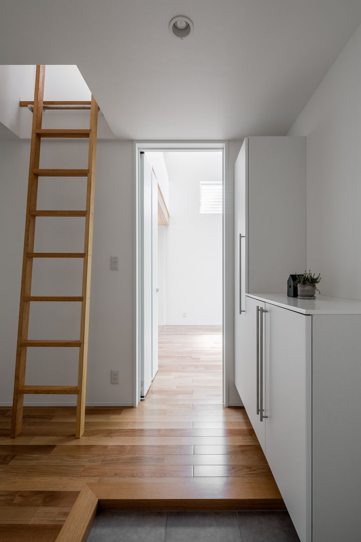 L-FLAT, 内田雄介設計室 内田雄介設計室 Modern Corridor, Hallway and Staircase