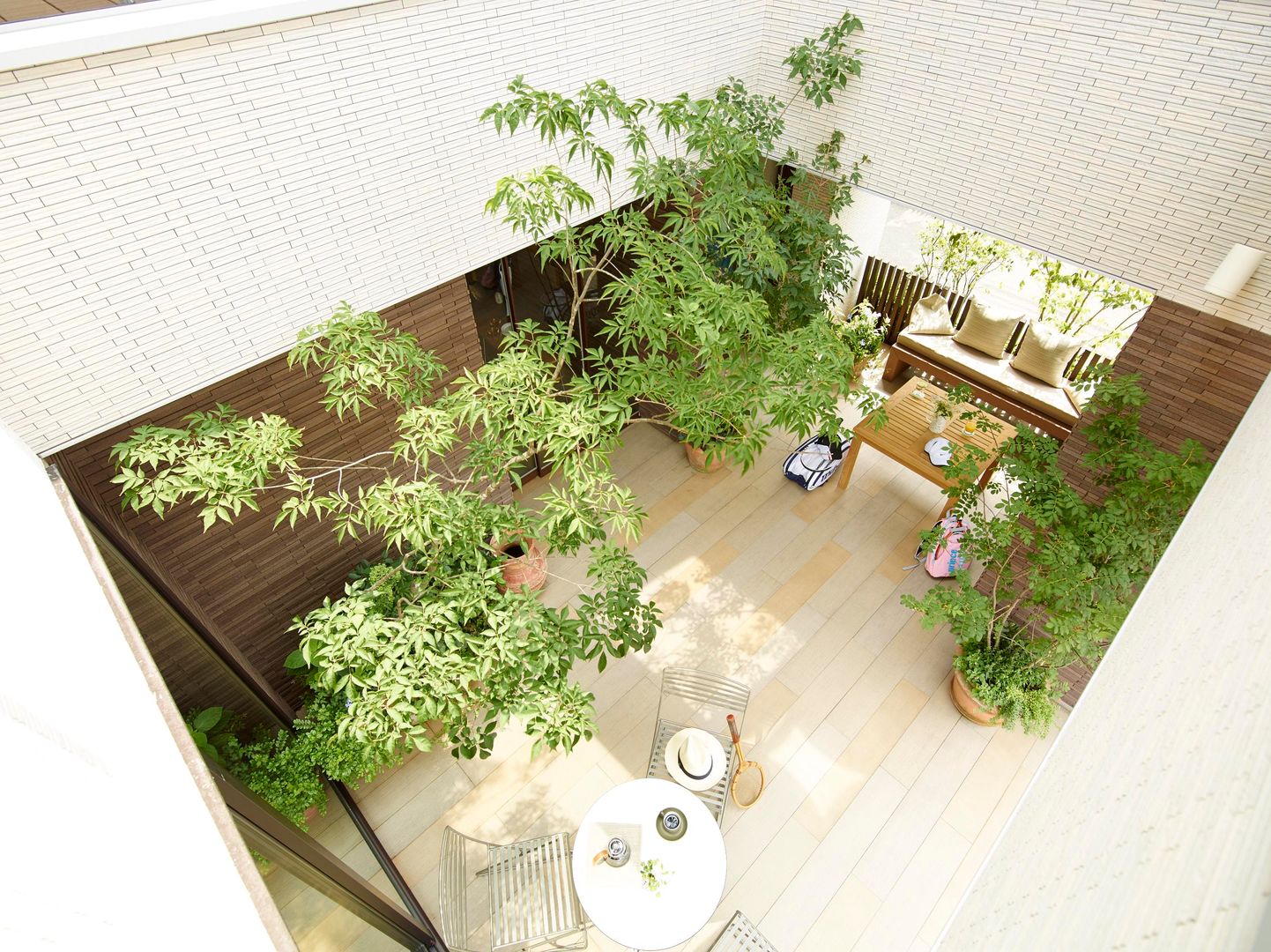 Coutyard, （有）ハートランド （有）ハートランド Scandinavian style balcony, veranda & terrace