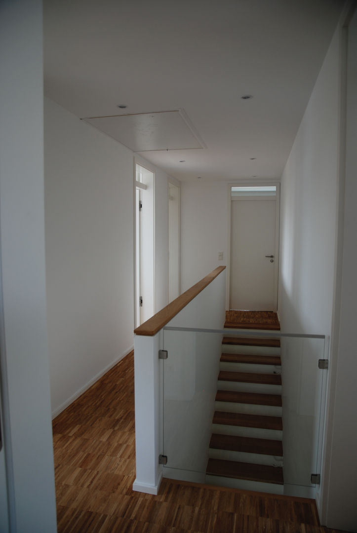 Einfamilienhaus in Steinbach, lauth : van holst architekten lauth : van holst architekten Modern corridor, hallway & stairs