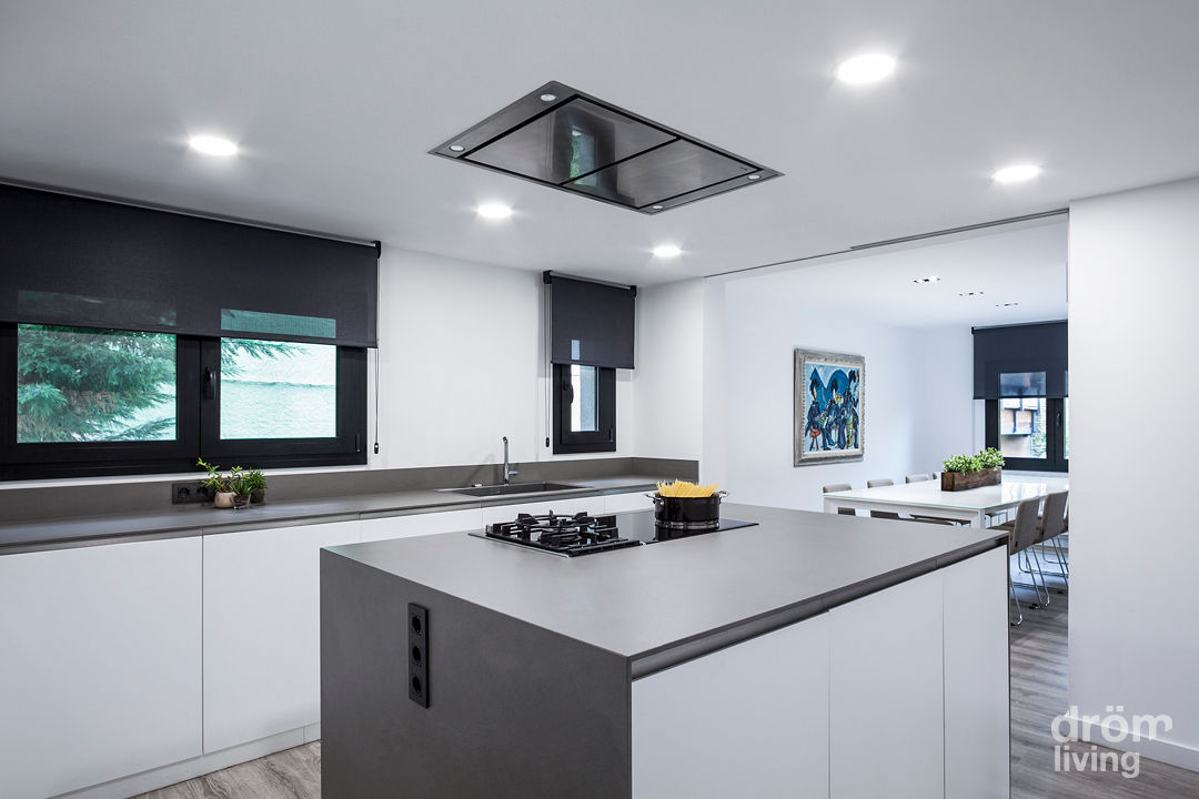 CASA EN LLÍVIA: MINIMALISMO Y CALIDEZ, Dröm Living Dröm Living Minimalist kitchen