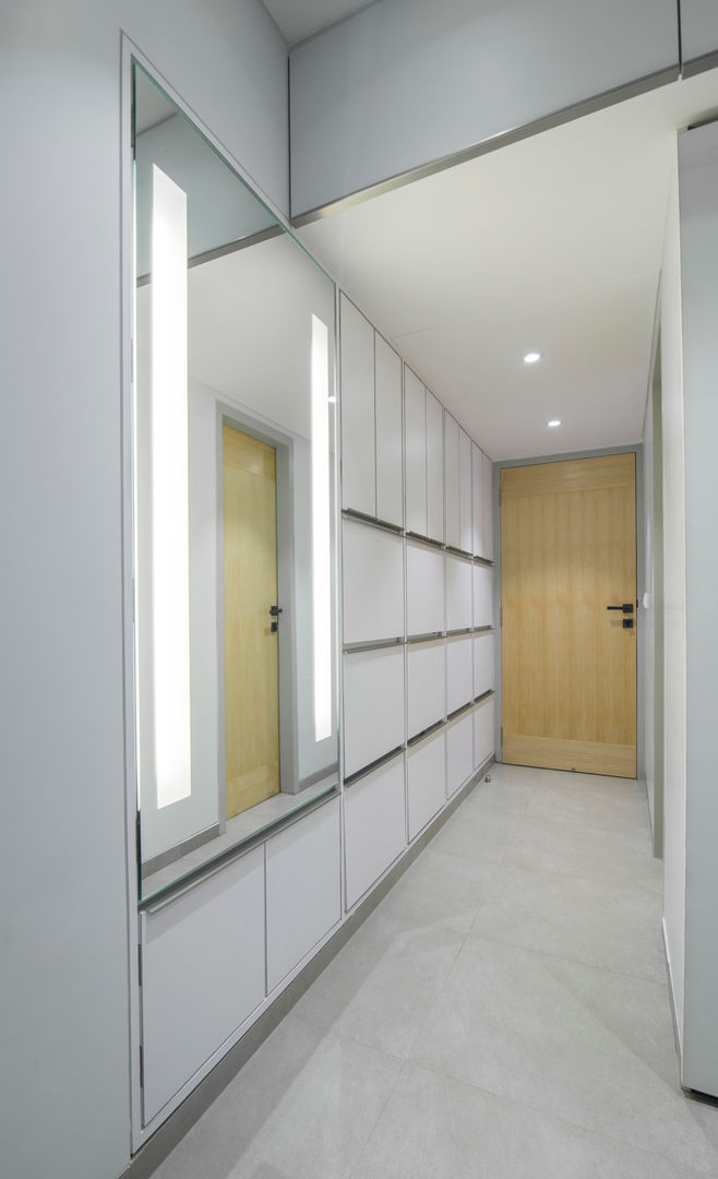 Residential - Lower Parel, Nitido Interior design Nitido Interior design Phòng ngủ phong cách hiện đại Ván ép Wardrobes & closets