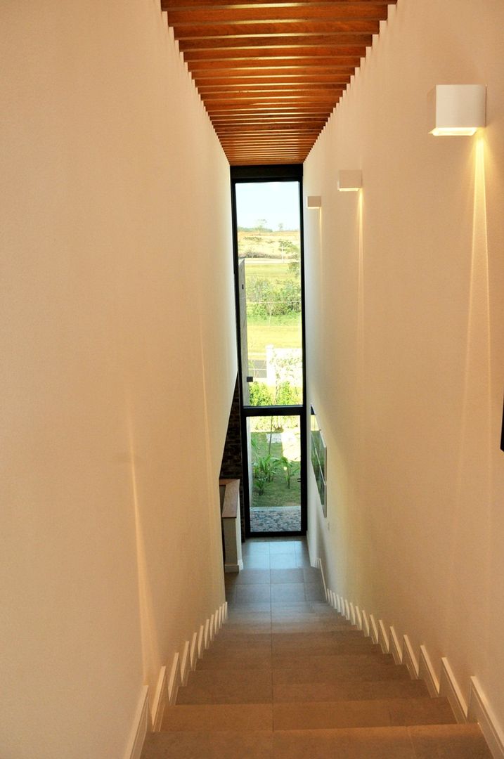 CASA UM QUINTA DO GOLFE, STUDIO LUIZ VENEZIANO STUDIO LUIZ VENEZIANO Modern corridor, hallway & stairs