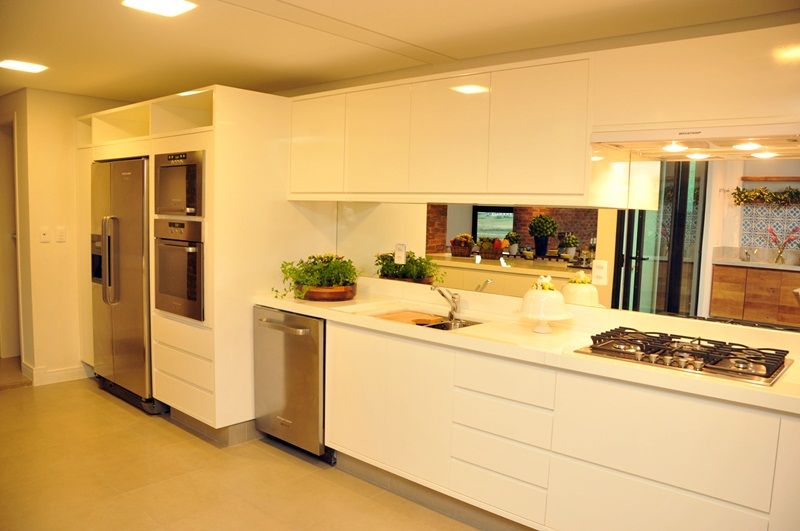 CASA UM QUINTA DO GOLFE, STUDIO LUIZ VENEZIANO STUDIO LUIZ VENEZIANO Modern kitchen