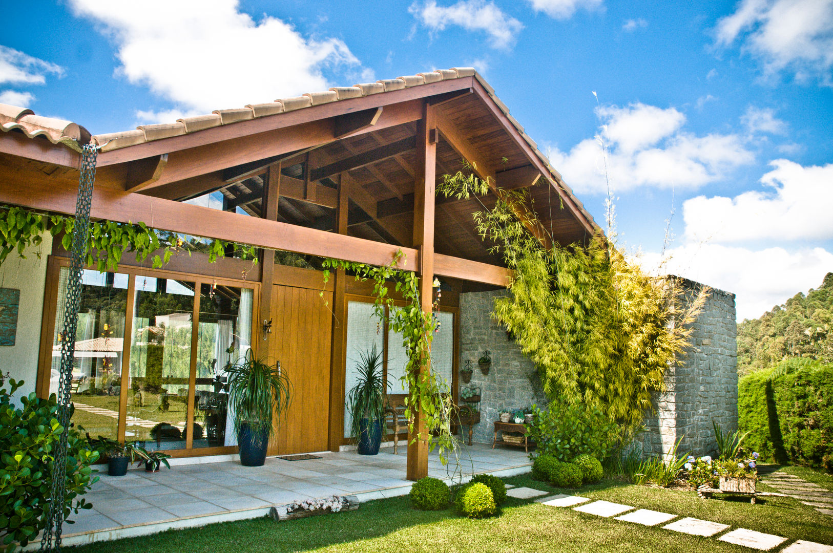 Casa na Serra . BB . Pedra Azul - ES, Carlos Eduardo de Lacerda Arquitetura e Planejamento Carlos Eduardo de Lacerda Arquitetura e Planejamento Hiên, sân thượng phong cách đồng quê